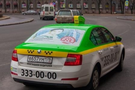 Портреты великих женщин украсили машины «ТаксовичкоФ»