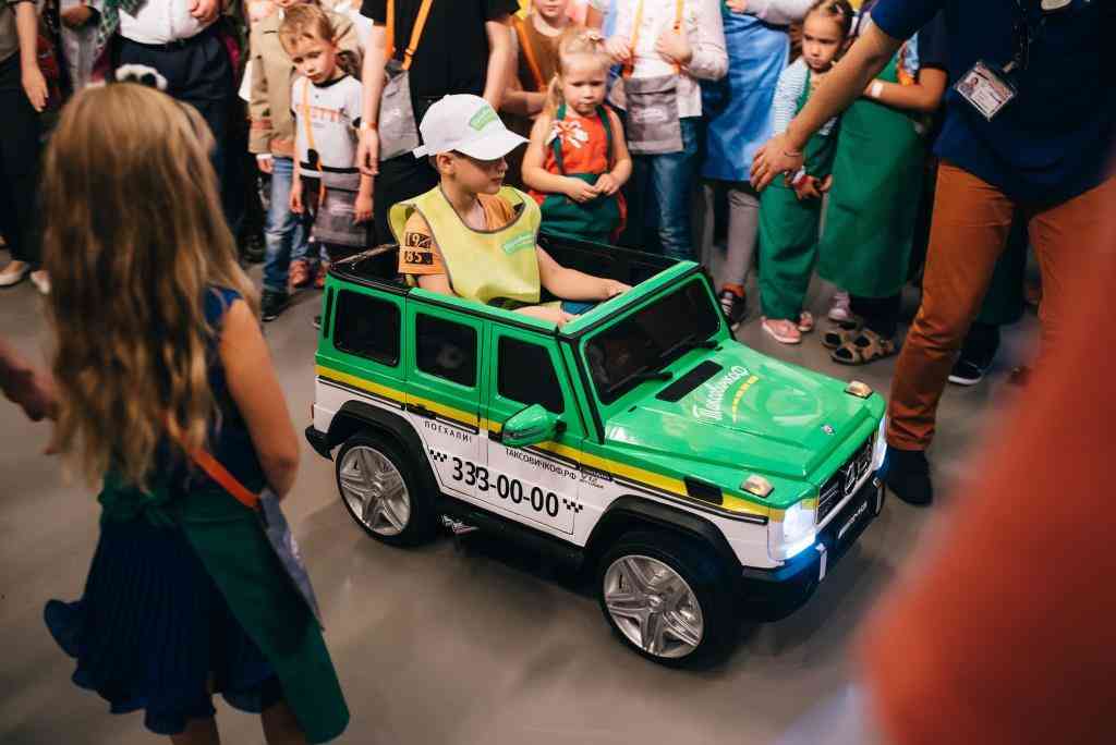 «ТаксовичкоФ» и «КидБург» научат детей правилам дорожного движения