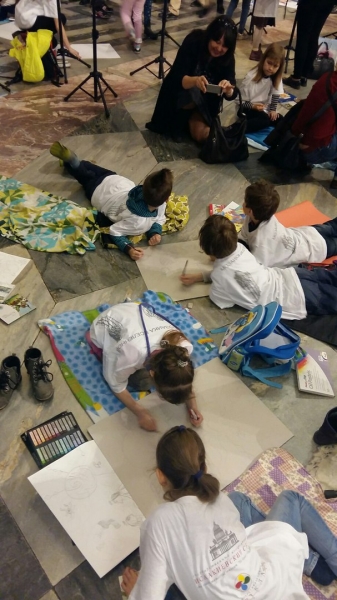 Дети сотрудников транспортных компаний нарисовали мозаику вселенной в Исаакиевском соборе