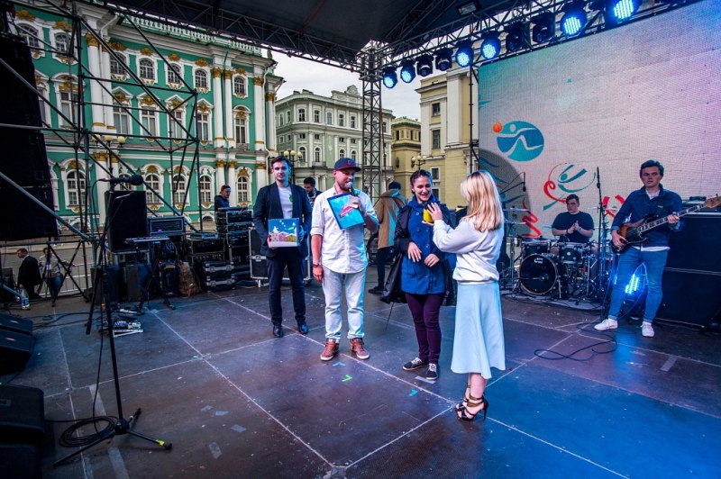 «ТаксовичкоФ» и «ГрузовичкоФ» поздравили петербуржцев с Днем молодежи