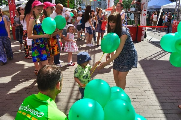 «ГрузовичкоФ» и «ТаксовичкоФ» подарили подарки на закрытии инсталляции «Аллея парящих зонтиков»